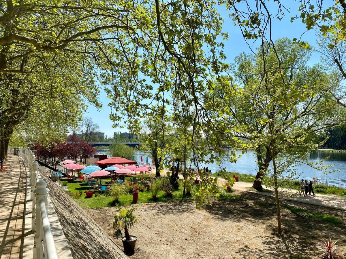 Charmant F1 Avec Terrasse Et Vue Sur Jardin Arbore - Fraicheur Naturelle Du Rez De Jardin - Parking Bellerive-sur-Allier Luaran gambar